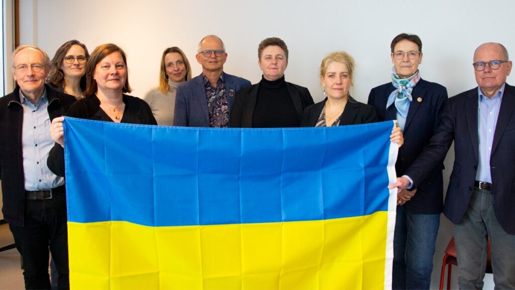 Chairmen of Akademikerne with the Ukrainian flag